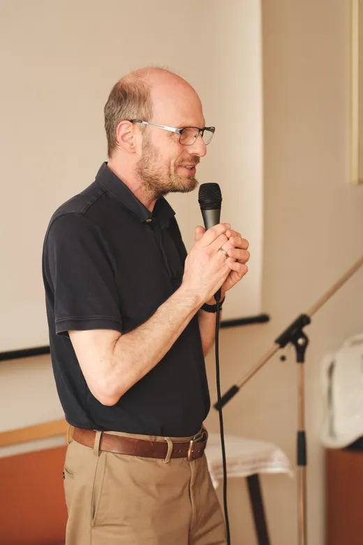 Ein Mann spricht in ein Mikrofon