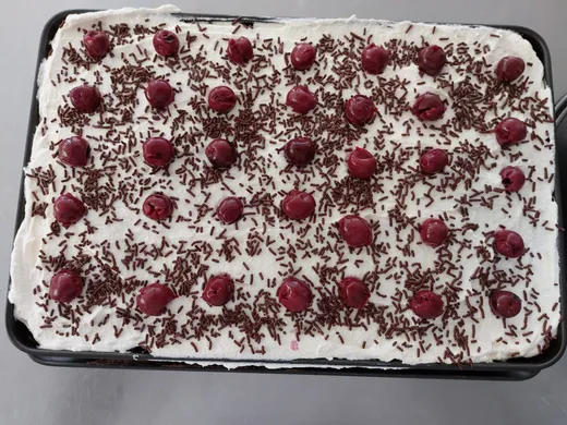 Blechkuchen mit Sahne, Kirschen und Schokostreuseln