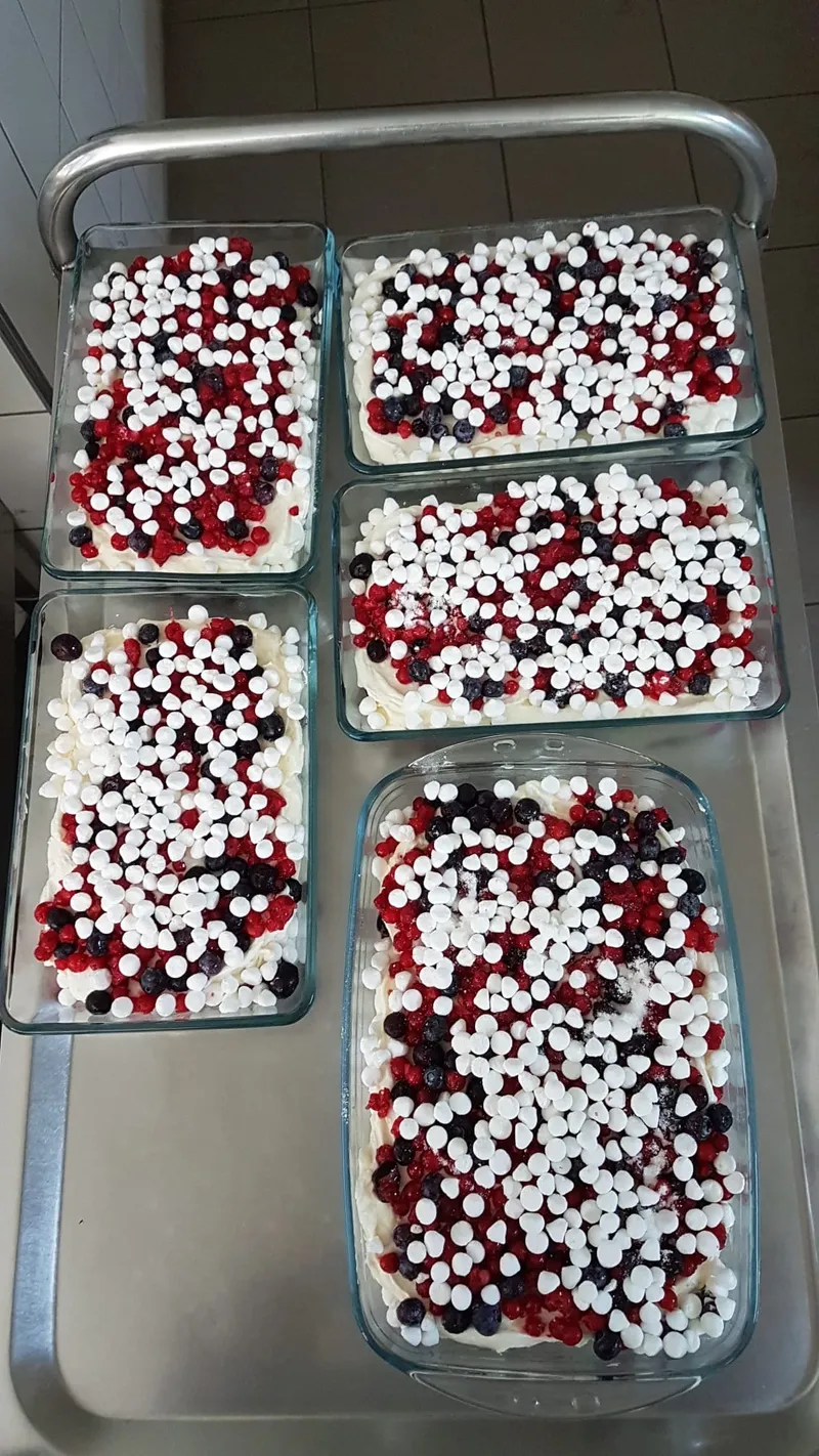 Dessert in Glasschalen mit Beeren