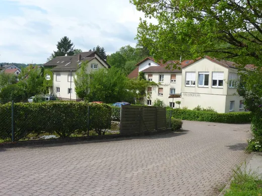 Die Gebäude des Missionsheims von Süden, davor die Zufahrt