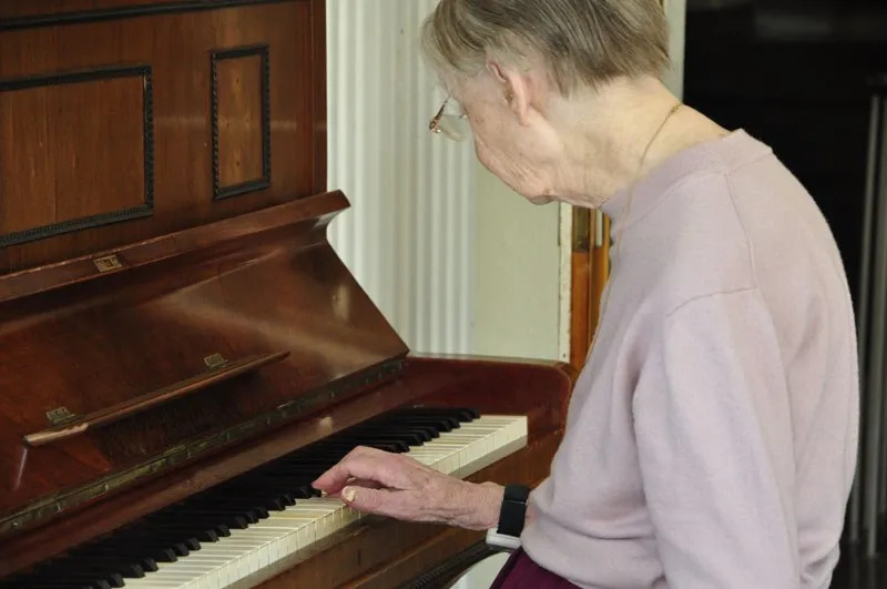 Eine Frau spielt Klavier