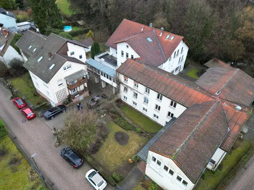 Das Missionsheim aus der Luft, mehrere miteinander verbundene Gebäude um einen Innenhof