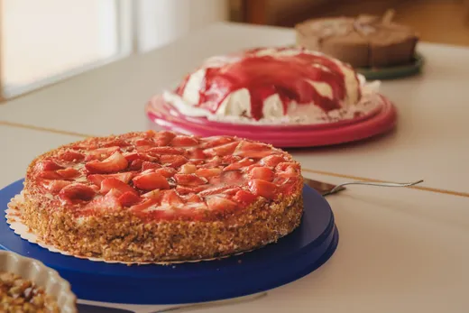 Mehrere Kuchen und Torten auf einem Tisch