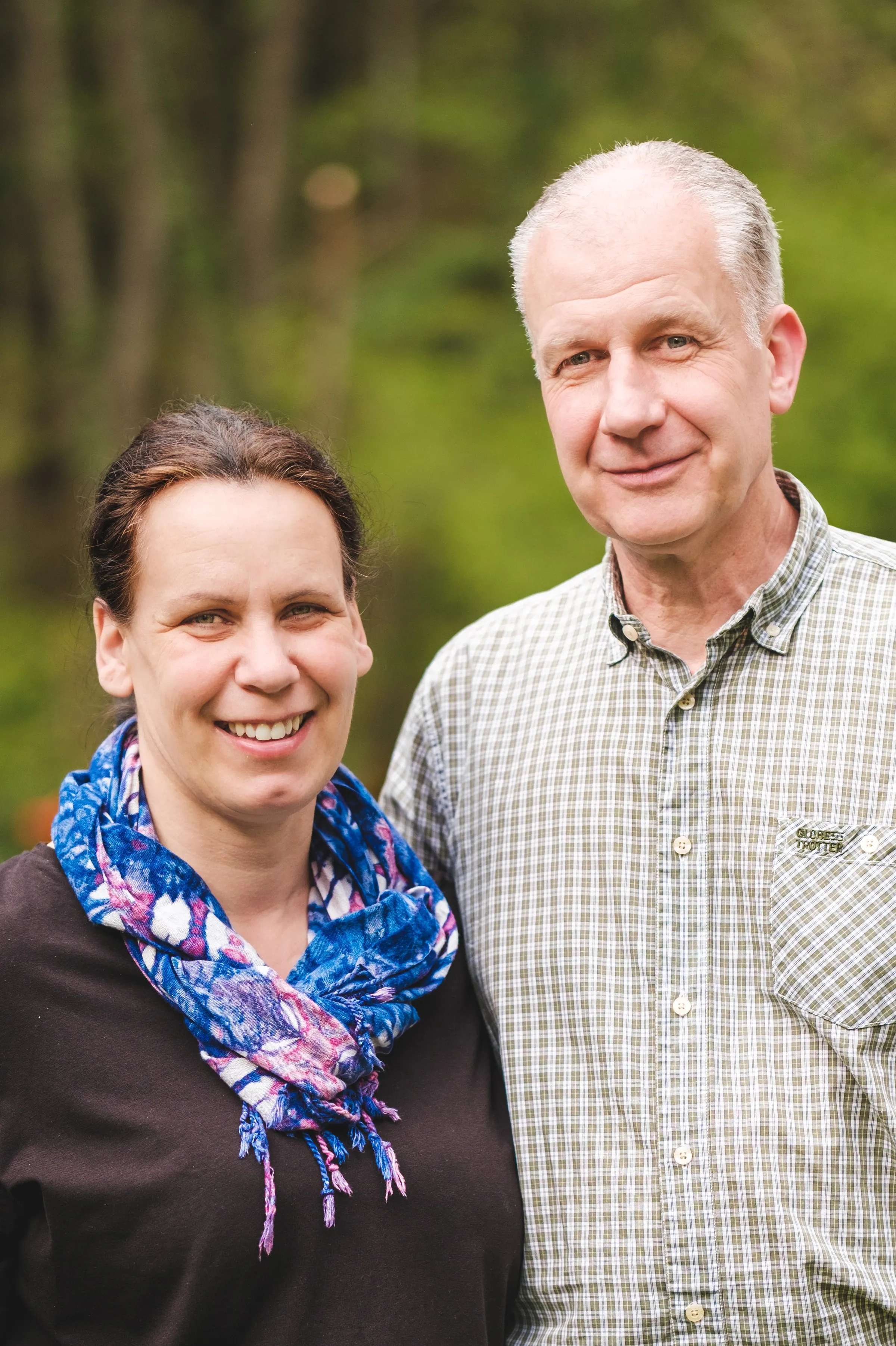 Ulrich und Claudia Müller stehen nebeneinander vor Bäumen