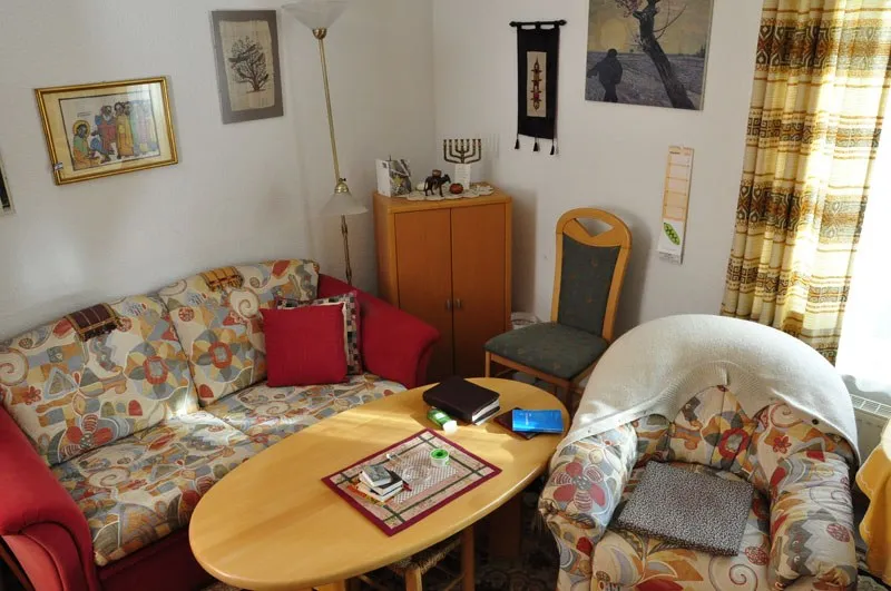 Sitzecke mit Sesseln und ovalem Tisch